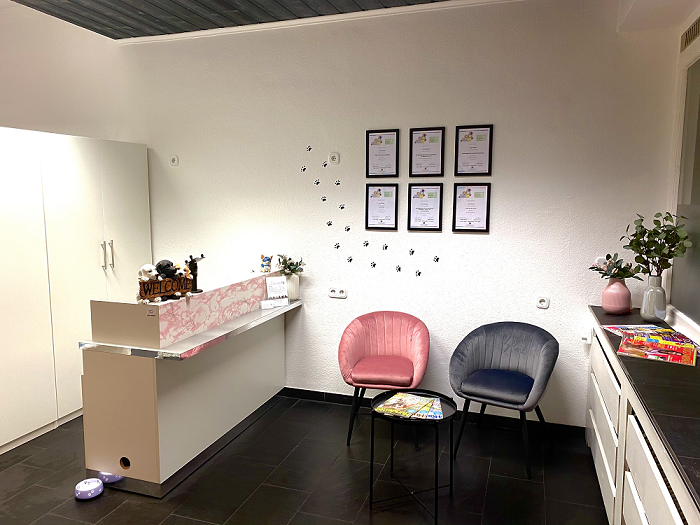 Empfangsbereich des Salons mit Sitzgelegenheiten