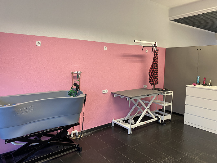 Badewanne und höhenverstellbarer Schertisch im Hundesalon Fellness